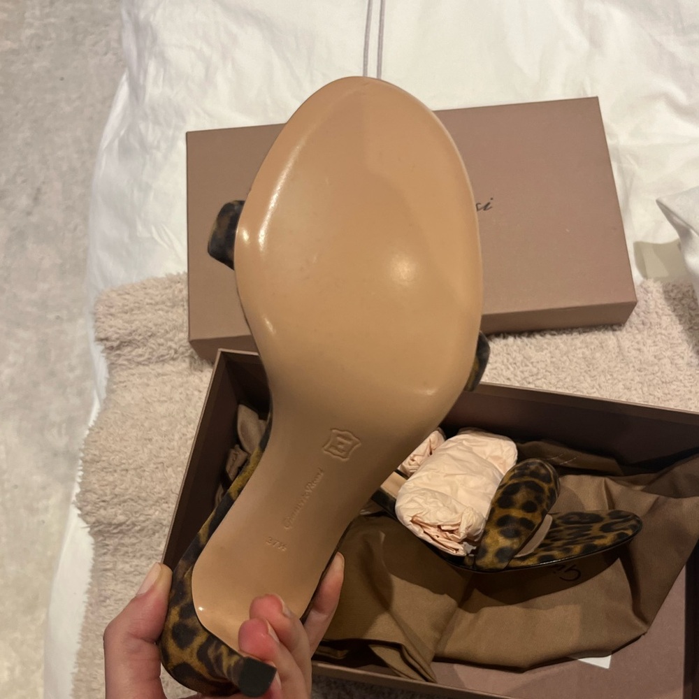 Gianvito Rossi

Bijoux 85MM Leopard Suede Mules - Picture 4 of 7